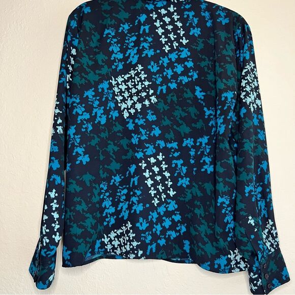 Preston & York blouse. Excellent condition. Beautiful blues. Size 18. - Picture 2 of 7